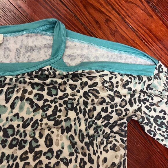 1.4.3 Story By Line-up Medium Animal print Blue Teal Sweatshirt Cut Outs in Arms - Picture 3 of 6